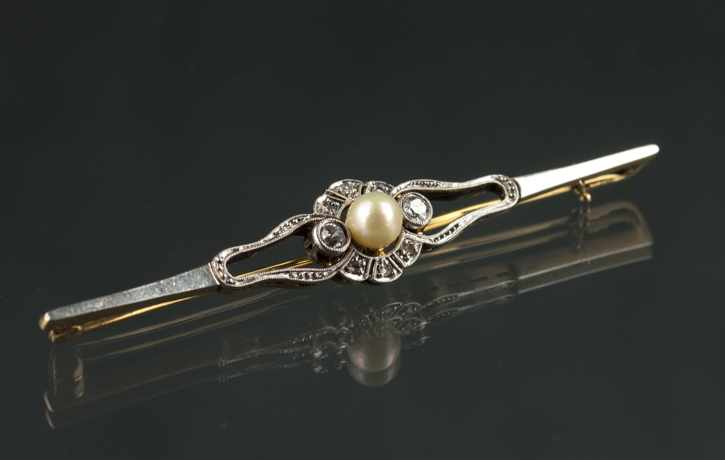 Gold brooch with diamonds and pearl
