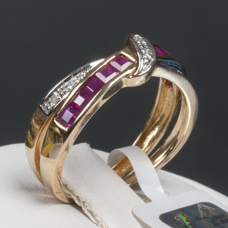 Gold ring with brilliants and rubies 