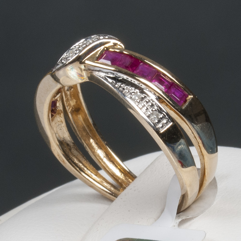 Gold ring with brilliants and rubies 