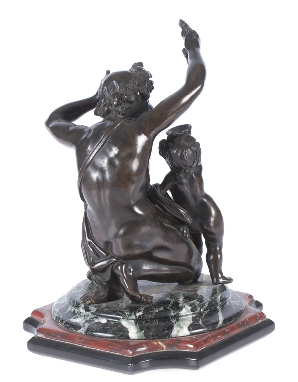 Bronzas figūra uz marmora pamatnes „Sieviete ar bērnu”