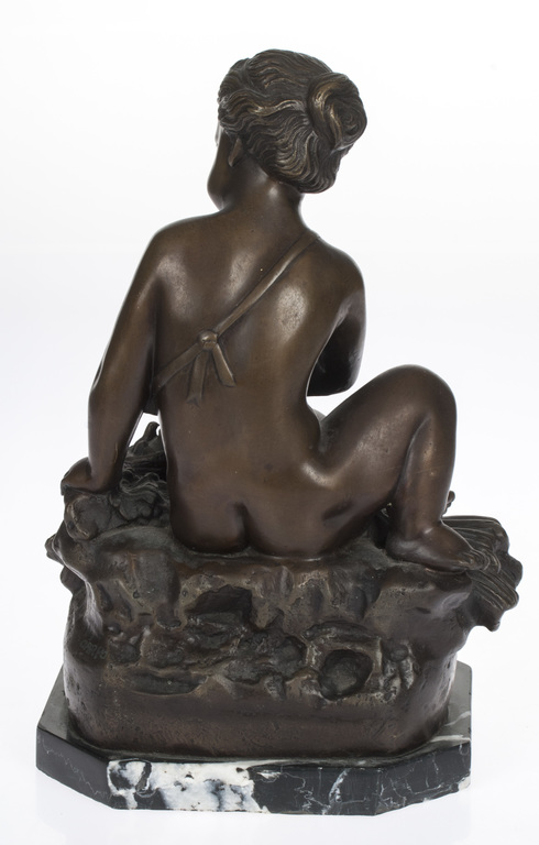 Bronzas figūra „Meitene ar putna ligzdu” uz marmora pamatnes