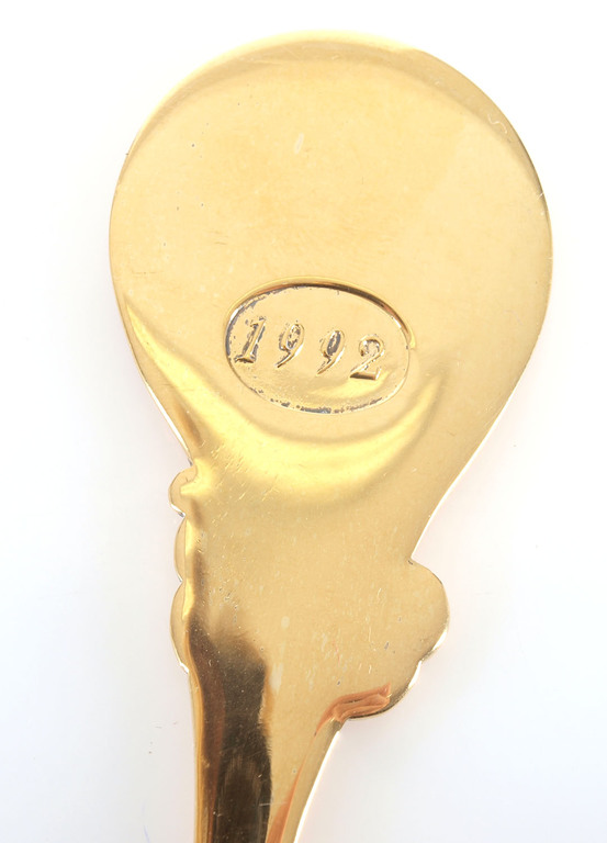 Apzeltīta lielā sudraba karote ar 1 krāsas emalju “Pāvs”