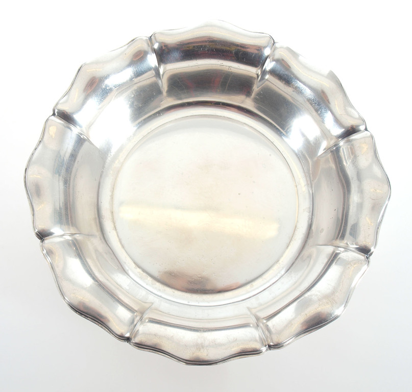Серебряное тарелка