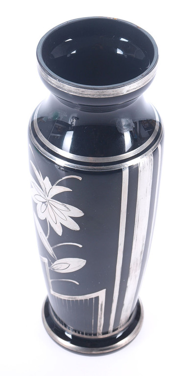 Стеклянная ваза с серебром