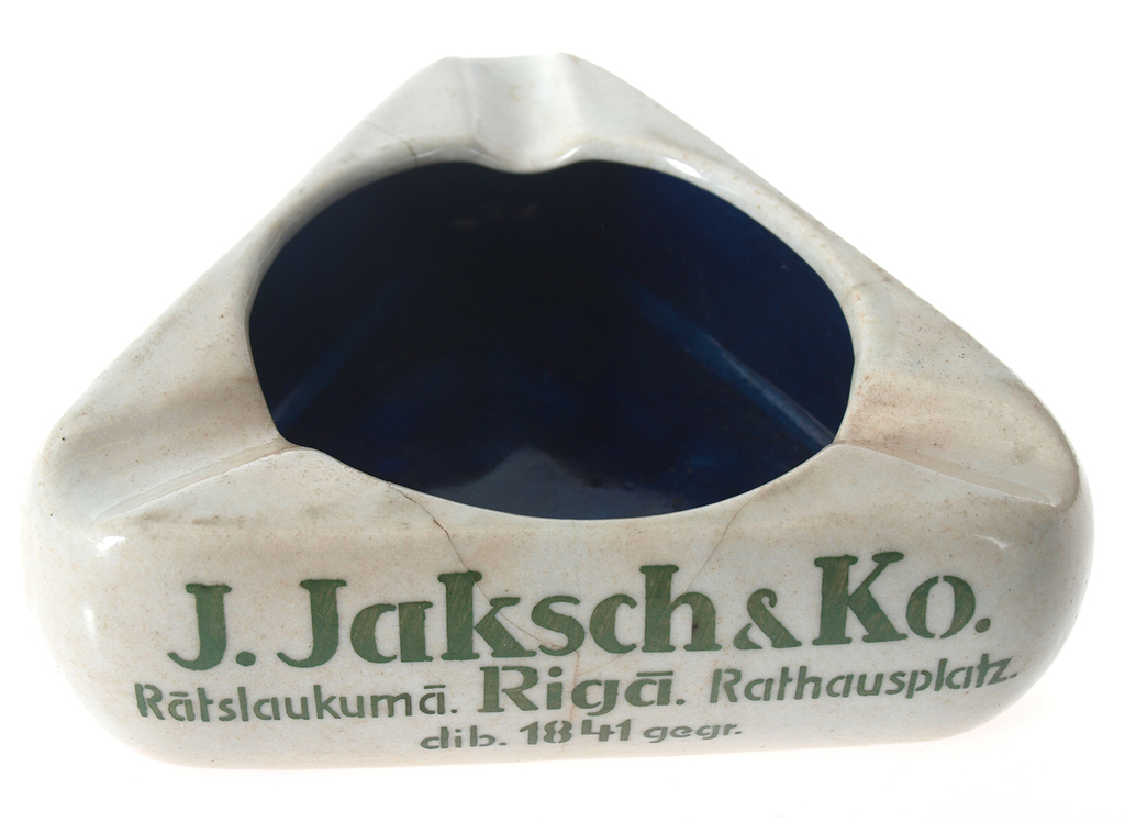 Фарфоровая пепельница с текстом ”J.Jaksch & Ko, В Ратушной площади. В Рига”