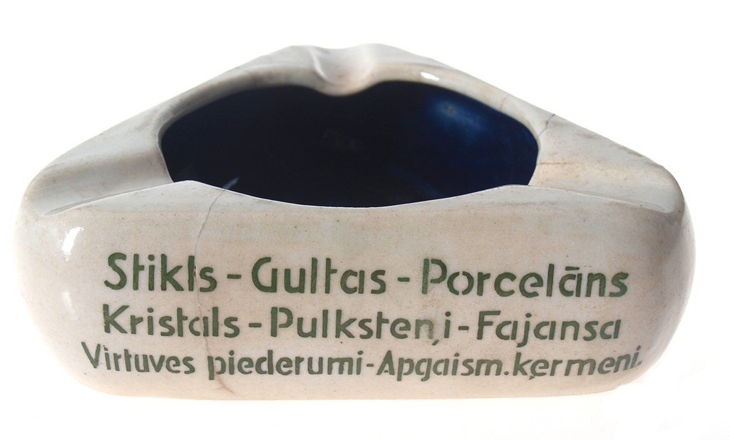 Porcelāna pelnu trauks ar tekstu ”J.Jaksch & Ko, Rātslaukumā. Rīgā”