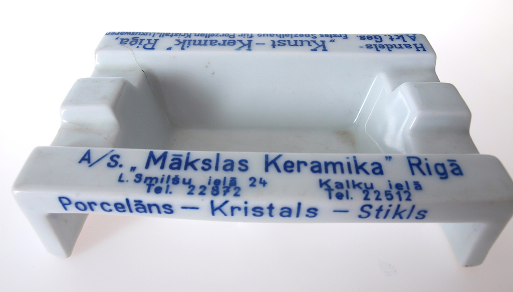 Porcelāna pelnu trauks ar reklāmu “A/S “Mākslas Keramika”, Rīgā, L.Smilšu ielā 24, Kaļķu ielā”