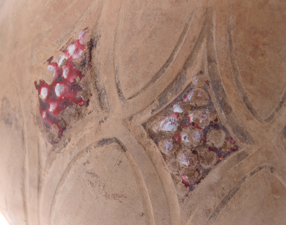 Māla krūze ar osīm un ornamentiem