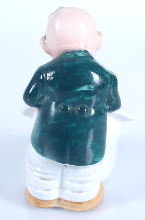 Porcelāna figūriņa-trauciņš “Vīrs ar lielu cepuri, zaļā žaketē”