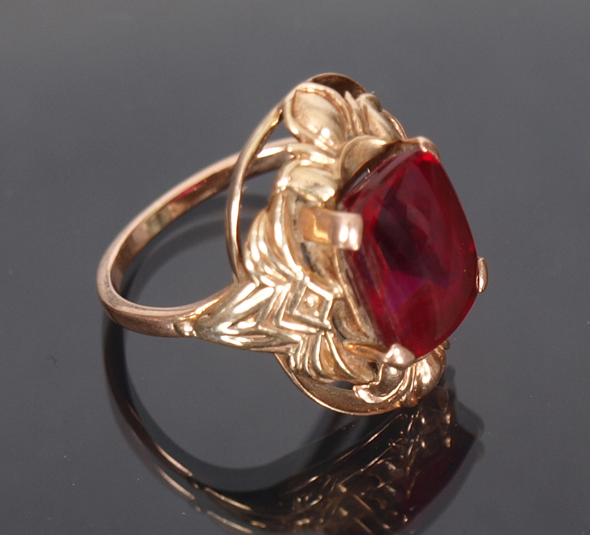 Золотое кольцо с красным камнем