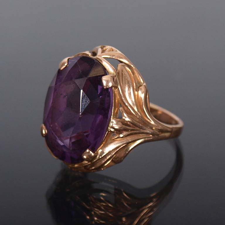 Zelta gredens ar violetu akmeni