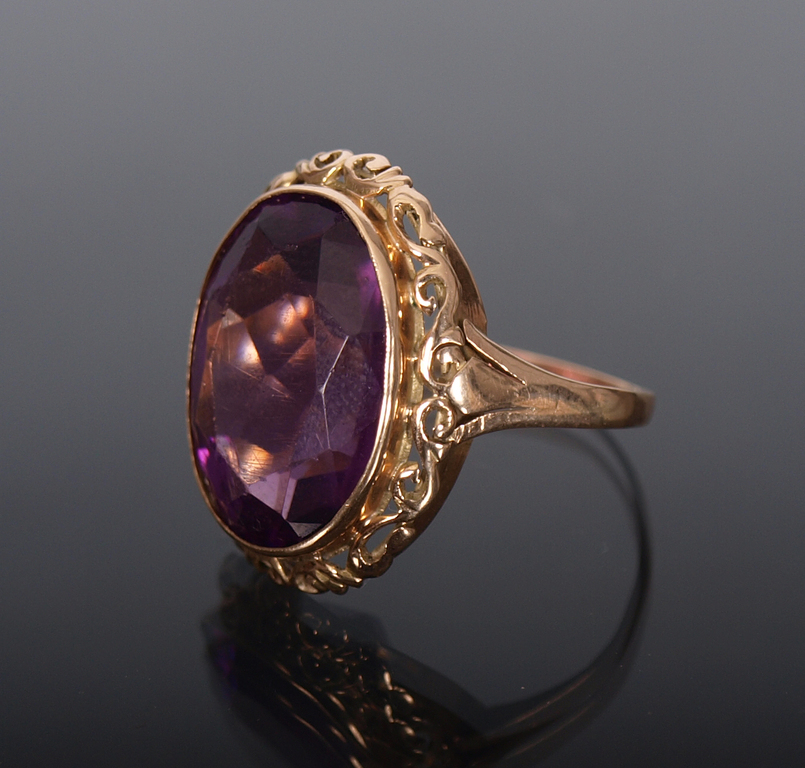 Золотое кольцо с фиолетовым камнем