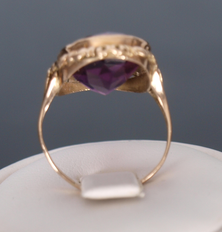 Zelta gredzens ar violetu akmeni