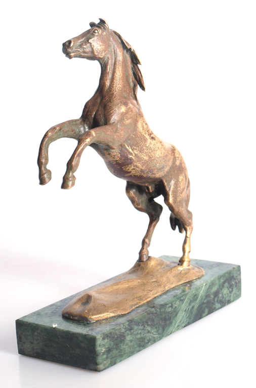 Bronzas figūra uz marmora pamatnes „Zirgs”