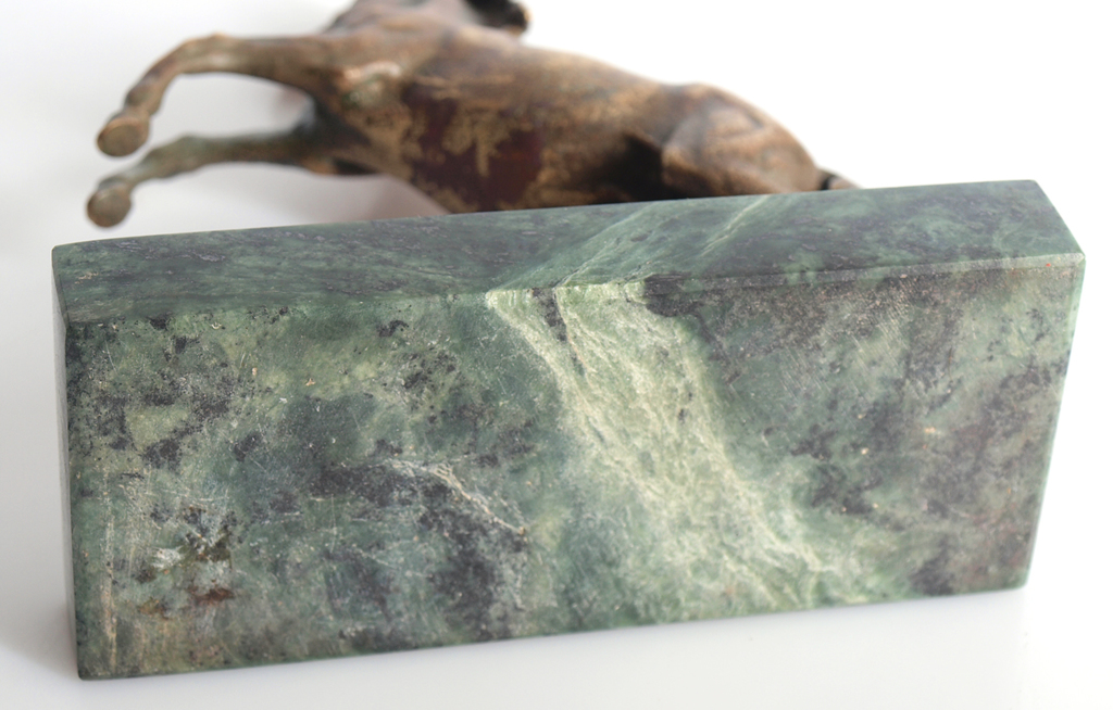 Bronzas figūra uz marmora pamatnes „Zirgs”