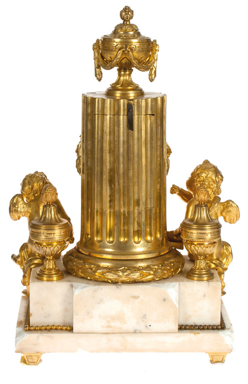 Zeltītas bronzas pulkstenis uz marmora pamatnes