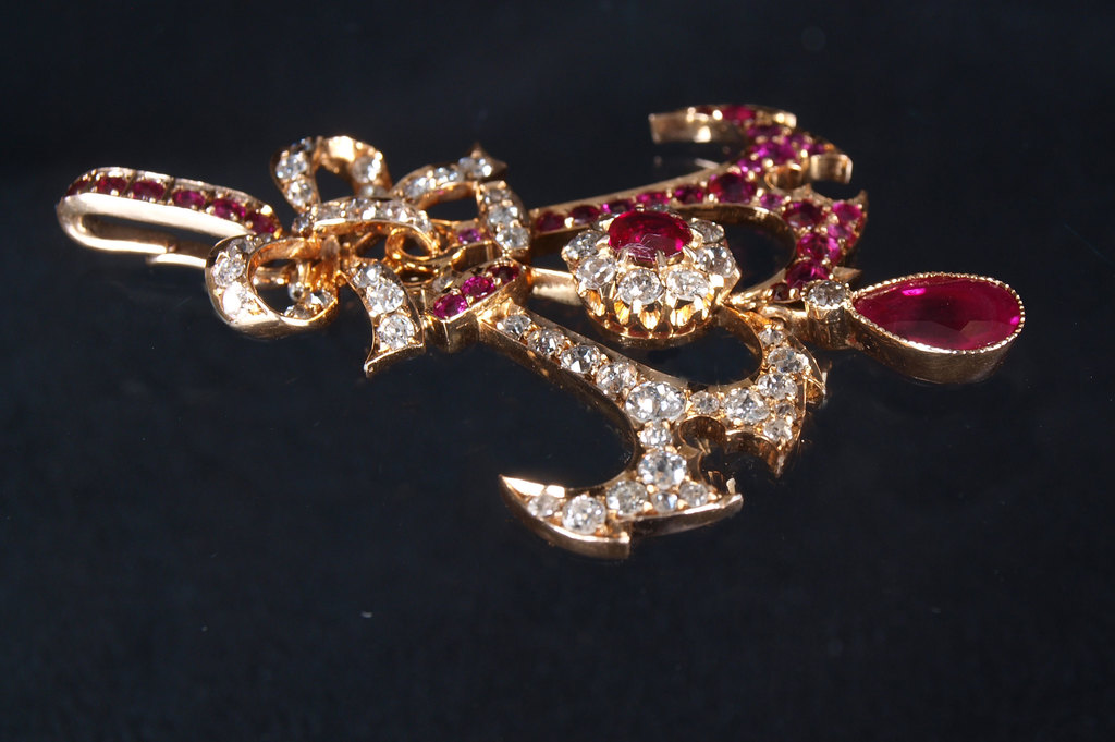 Gold pendant with diamonds, rubies