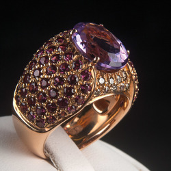 Золотое кольцо с бриллиантами, аметистом и родонитом
