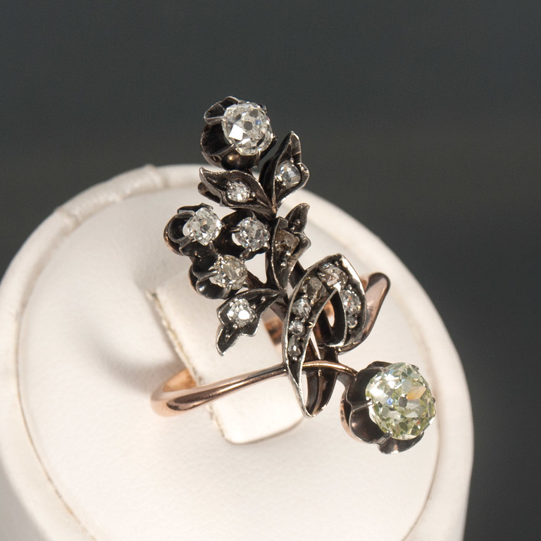 Золотое кольцо с бриллиантами и серебряной отделкой