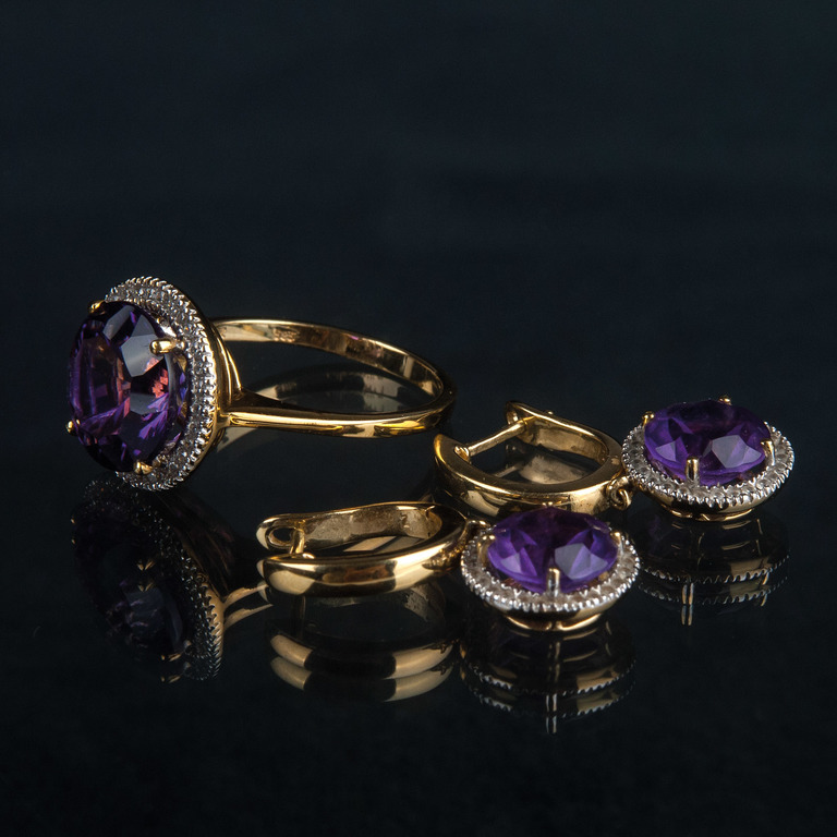 Набор ювелирных изделий - Золотое кольцо с серьгами