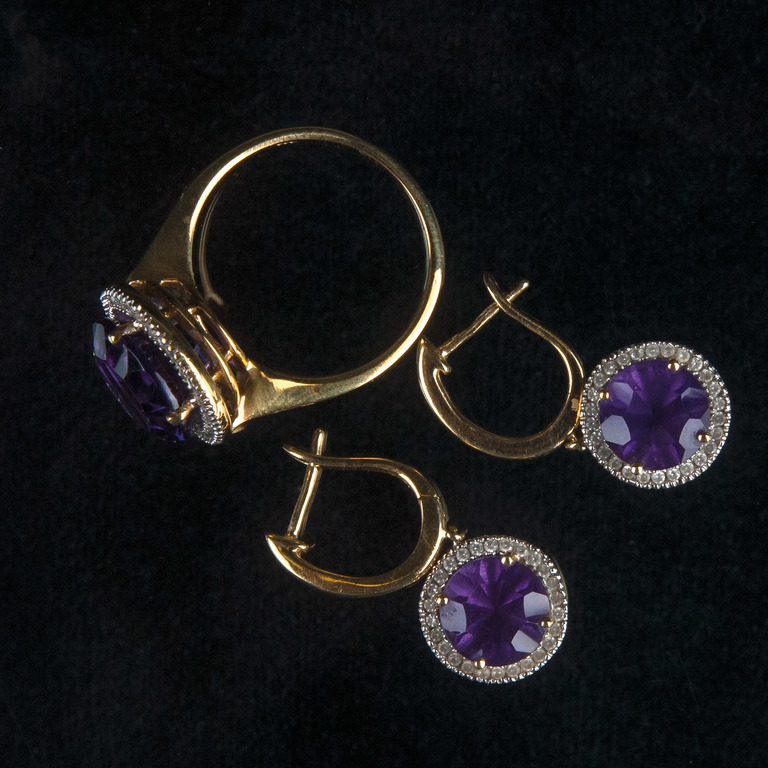 Набор ювелирных изделий - Золотое кольцо с серьгами
