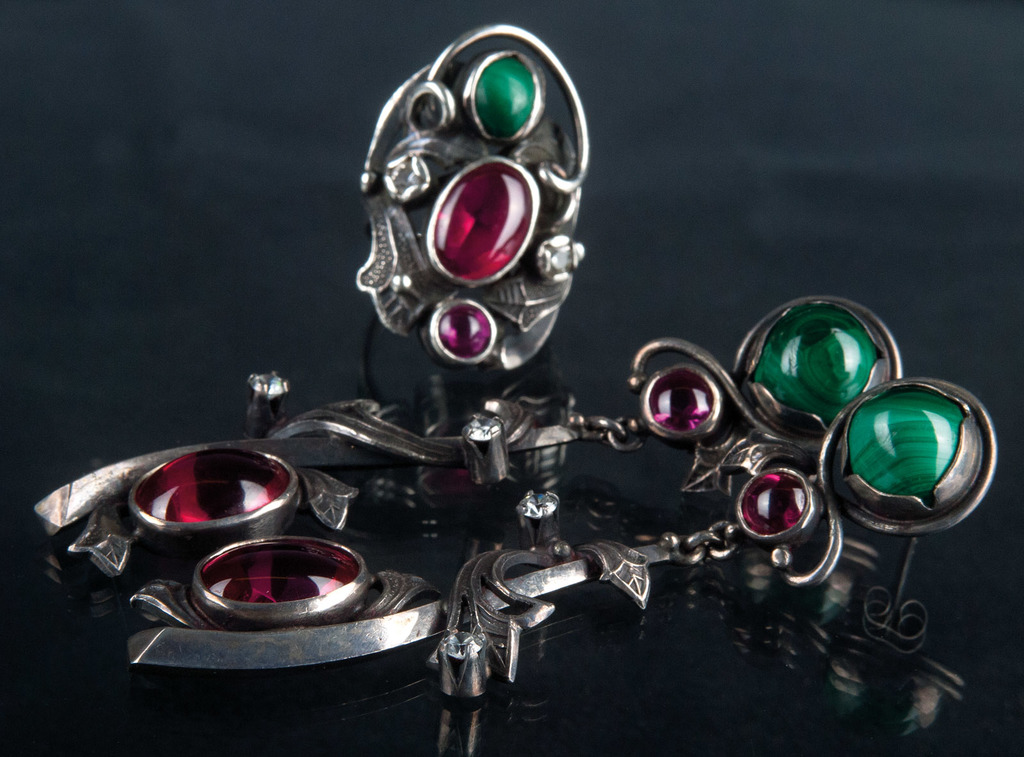 Набор серебряных украшений - кольцо и серьги