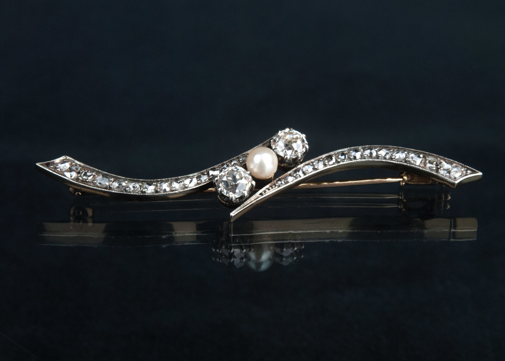 White gold brooch with diamonds, brilliants and pearl  