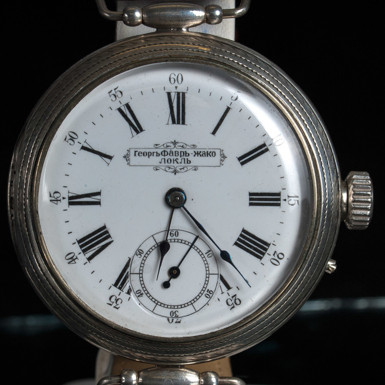 Серебряные часы с кожаным ремешком