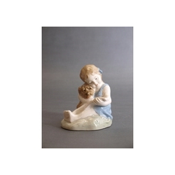 Porcelāna figūra “Meitene ar suni lasa grāmatu”