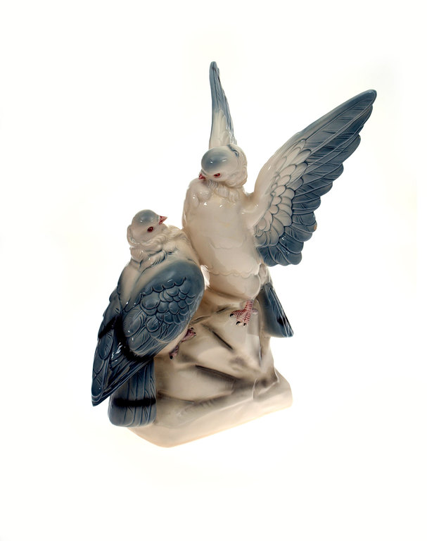 Earthenware figure Pigeons