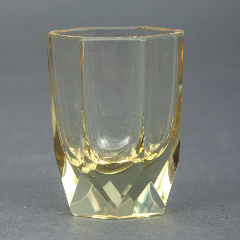 Urāna stikla karafe ar piecām glāzītēm