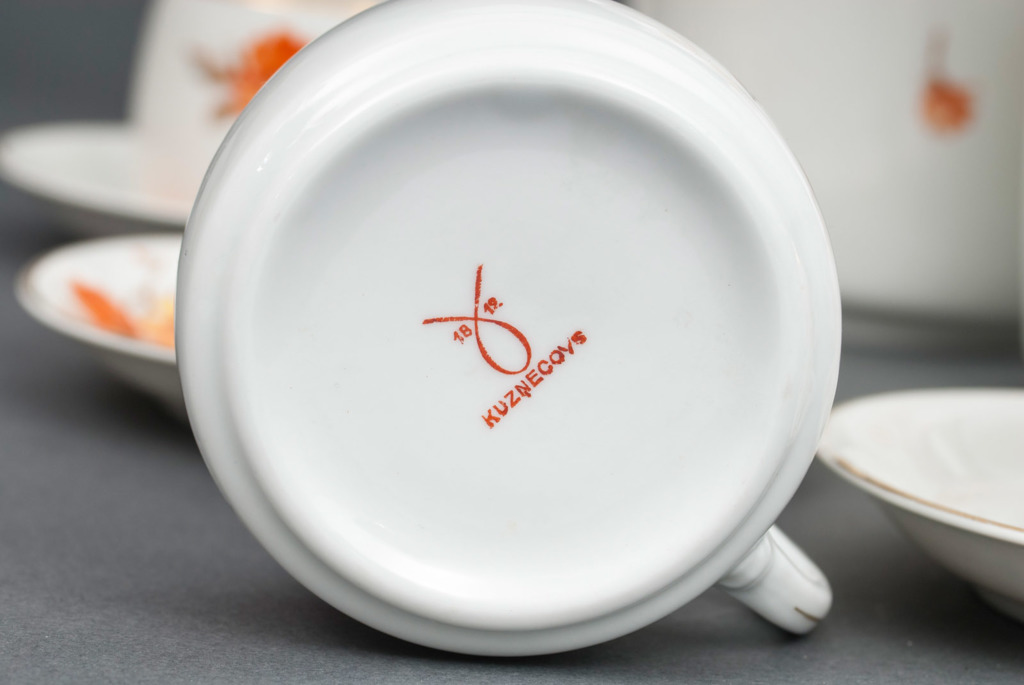 Porcelāna tējas - kafijas servīze 5 personām – tējkanna, krējuma kanna, cukurtrauks, 5 krūzītes, servējamais šķīvis, divu izmēru apakštasītes