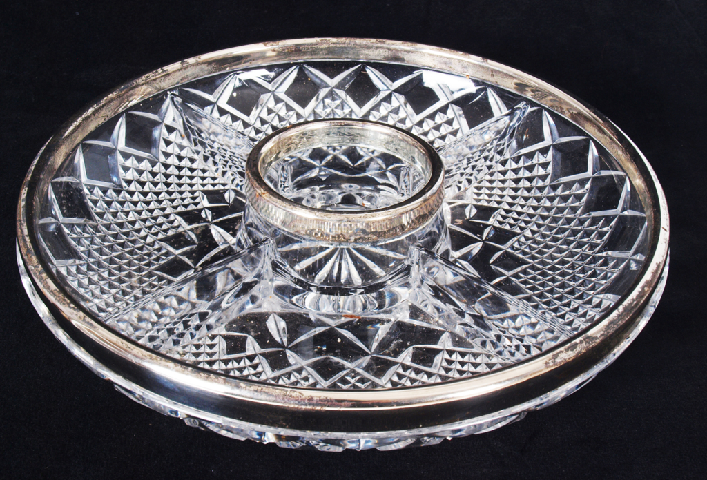 Crystal serving plate with a silver-plated metal finish