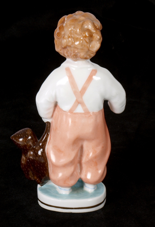 Porcelāna figūra „Puisītis ar rotaļu lāci”