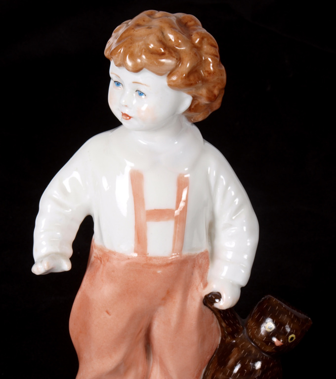 Porcelāna figūra „Puisītis ar rotaļu lāci”