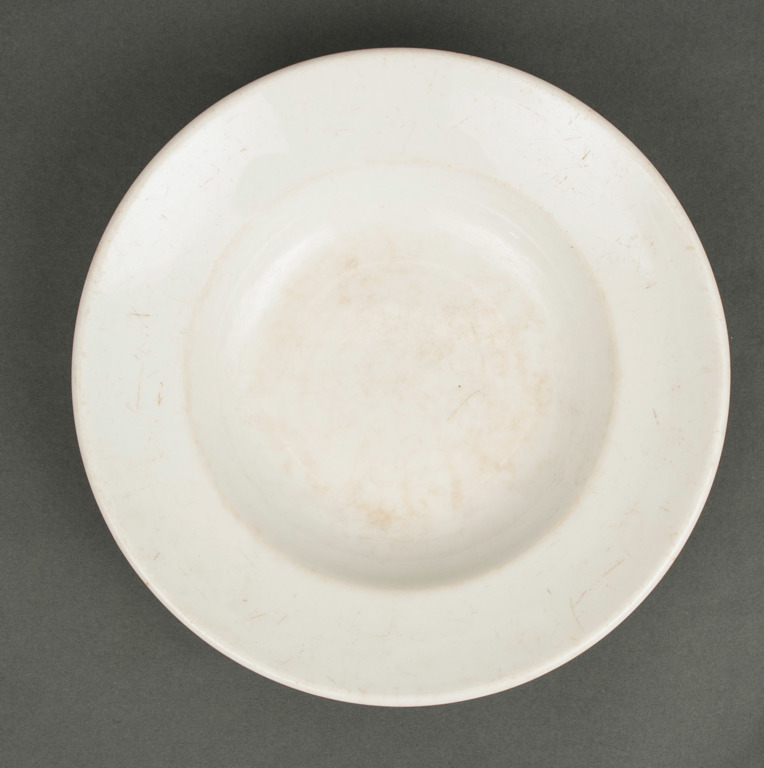  Фарфоровая тарелка
