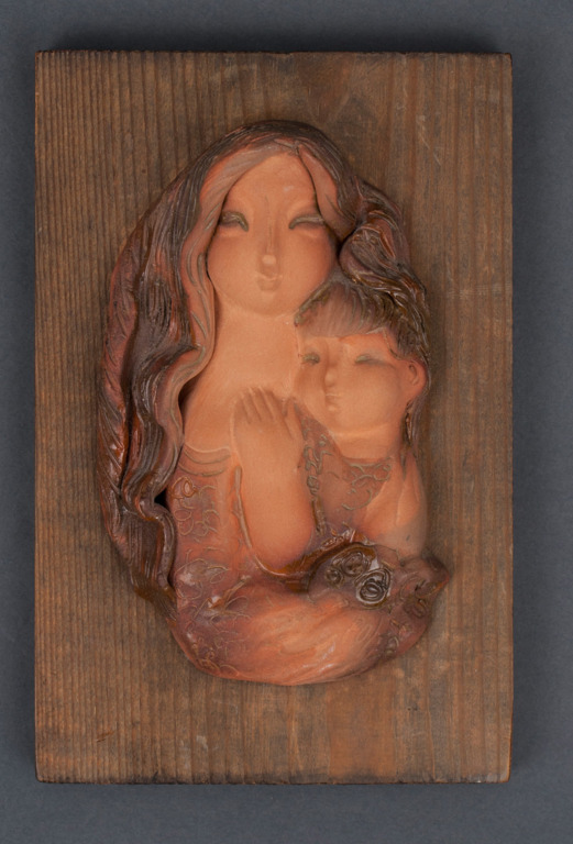 Keramikas dekors uz koka „Māte ar bērnu”