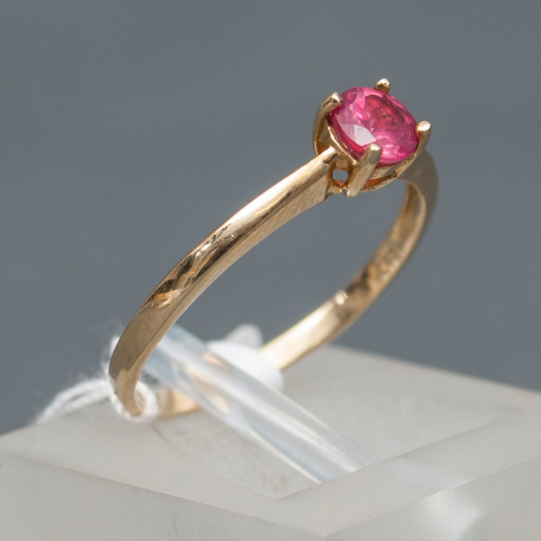 Gold ring with spinel