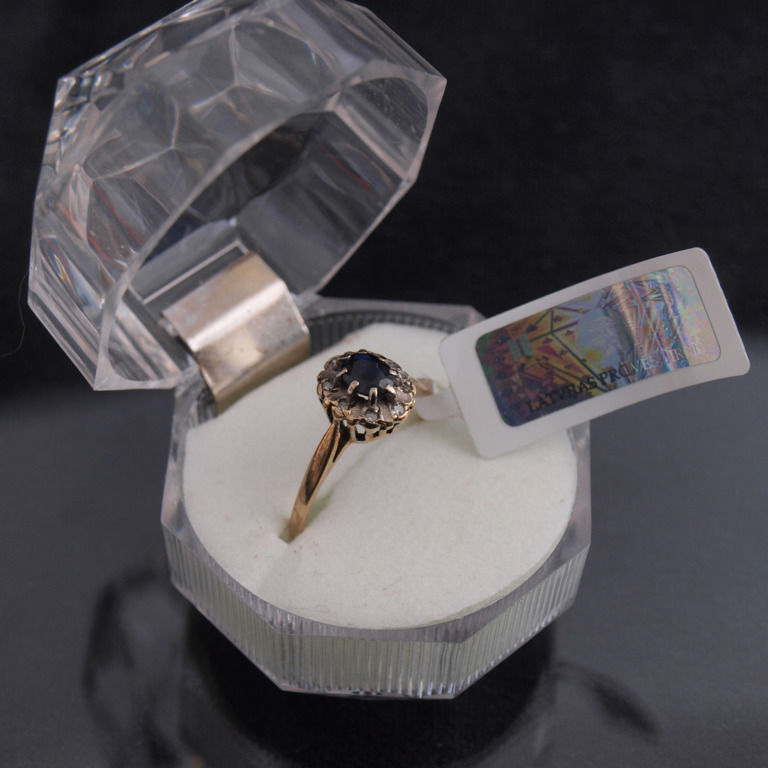 Золотая кольца с бриллиантами и сапфирами