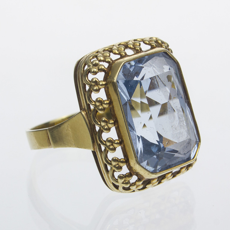 Gold ring with synthetic spinel