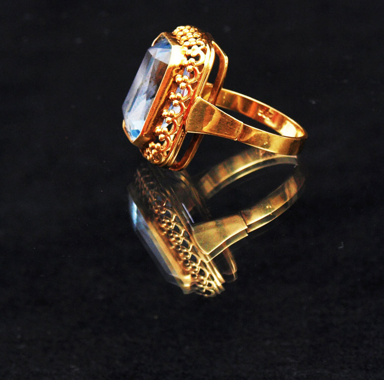 Zelta gredzens ar sintētisko špineli