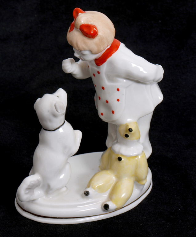 Porcelāna figūra „Meitene ar suni”
