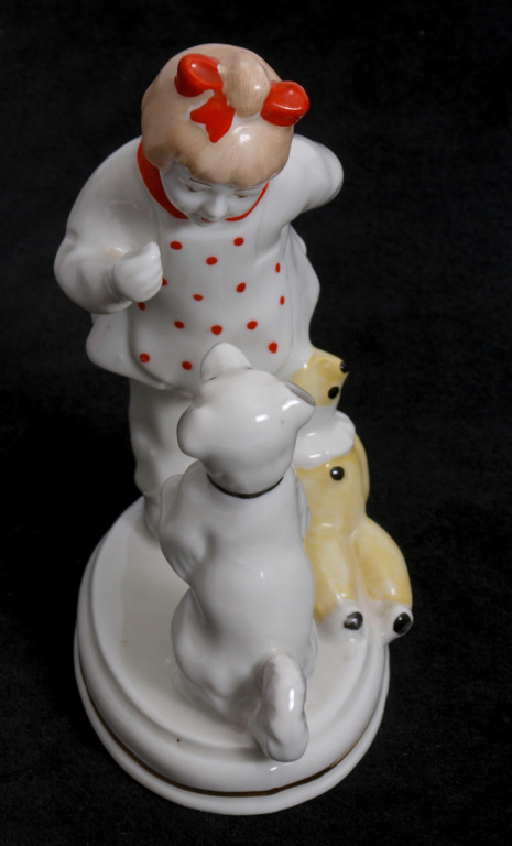 Porcelāna figūra „Meitene ar suni”