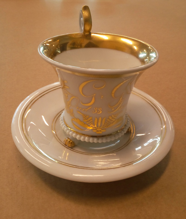 Фарфоровая чашка с блюдцем в стиле бидермейера