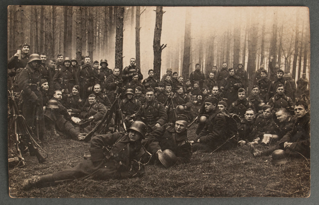Fotogrāfija-atklātnīte „Latvijas karavīri atpūtā”