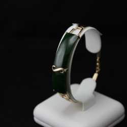 Gold bracelet with jadeite