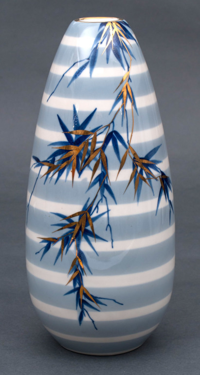 Фарфоровая ваза с бамбуковой рисункои
