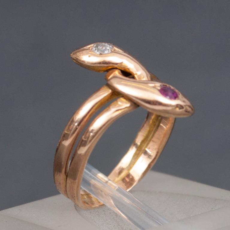 Zelta gredzens „Čūska” ar briljantu un rubīnu