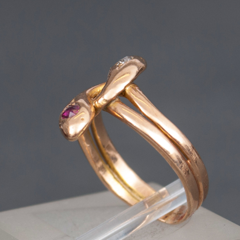 Zelta gredzens „Čūska” ar briljantu un rubīnu