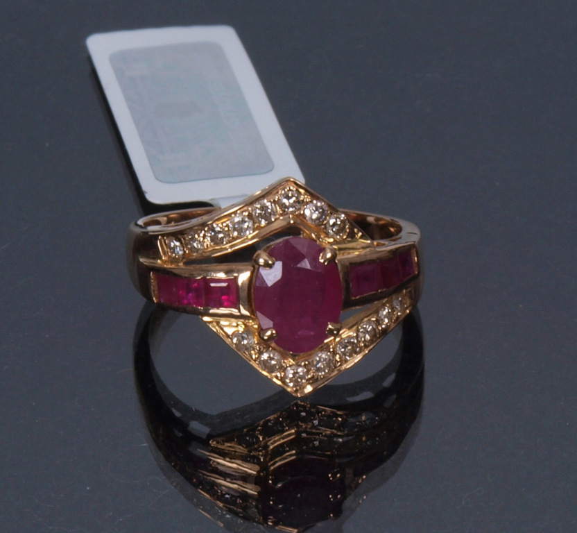 Золотое кольцо и кулон с бриллиантами и рубинами